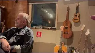 Ouvindo a grava&ccedil;&atilde;o de uma nova faixa com Pedro Ito e Glauco Solter e o produtor do disco Swami Jr,