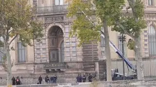 Look at scene outside Louvre after robbery | Raw video