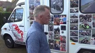 Бывший автомобиль Ambo для трековых дней/гонок, переоборудованный в фургон для прогулок Майка Спайка Эдвардса для гонок