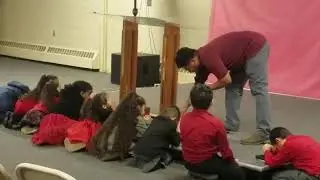 Los niños siendo ministrados
