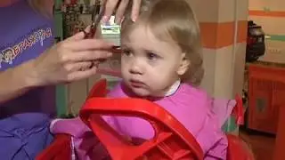 Глядя в зеркало. Детская стрижка