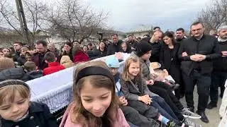 De la Biserică spre Groapa . Înmormântarea fratelui Viorel Petrescu .