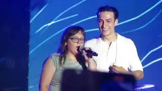 Matteo Paolillo canta 'O Mar For con una ragazza  Deejay on stage Riccione