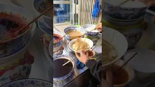 Eating a bowl of jelly on the streets of Xi'an