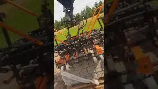 Optimas H88 układanie kostki brukowej Akropol  na chodniku
