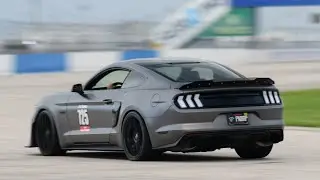 Mustang теряет управление на скорости 123 мили в час и съезжает с трассы (международная гоночная трасса Себринга)￼