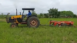Trator valmet 880 passando a grade de 12 discos para o plantio do feijão no distrito do logradouro