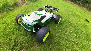 Losi 8eight wie macht er sich auf  Verbundstein und Rasen