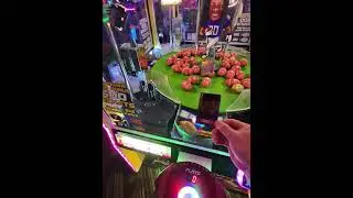 Выиграйте карту в аркадной игре Red Zone Rush Football в Dave and Buster's.