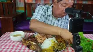 Mukbang with fish fry, sea snail(hamuk) and many more 😋. please like and subscribe 😋.
