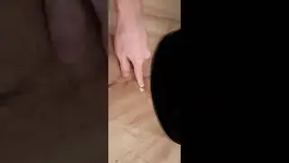 Entfernen von Schmutz unter der Bodenglasplatte eines Kamins