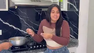 MUJER CON MALA COSTUMBRE SE LLAVA LA COMIDA
