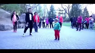 2 Years Old Chinese Boy Leads Tibetan Dance Group in Beijing Park