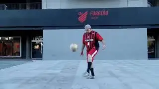 JORGE BRASIL EM FRENTE A ARENA DA BAIXADA.