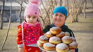 Бабушка с внучкой готовят сахарные пончики и фаршированную печень в деревне