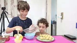 OS MENINOS FIZERAM DOCINHOS PARA LEVAR PARA O PAI - VLOG