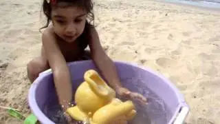Zazá na Praia da Ponta Aguda dá banho no Elefantinho Totó.