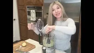 Кростини с песто, яблоком, бри и инжирным джемом