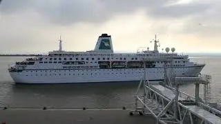 Die MS Deutschland verlässt zum erstmal Bremerhaven in der Saison 2025 und nimmt Kurs auf Portsmouth
