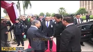 Malaysian PM Mahathir Mohamad accords warm welcome to PM Imran Khan | Public News