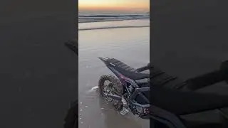 Ultra bee on the beach #surron #ultrabee #mtb #mtb #amtb #ultramexico #ultracamp #ultrawoman #ultrab