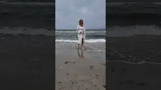 Michelle Williams| Walking| Beach| Blonde|   #walk #blondehair #beach #blonde