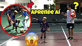 CRIANÇAS DANDO AULA DE DRIBLES NA QUADRA😱⚽️