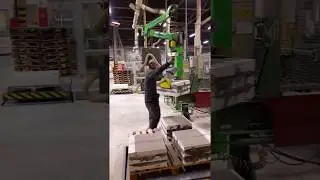 Intelligent lift assist device for handling boxes