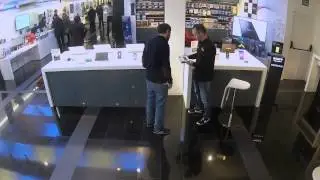 Andr&eacute;s Iniesta se hizo pasar por un vendedor en divertida c&aacute;mara escondida