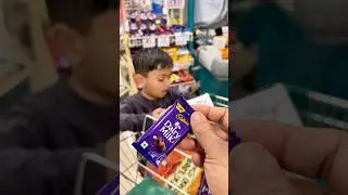Амире достался молочный шоколад, а мне ничего не досталось 😂😂 #youtubeshorts #funny #shorts