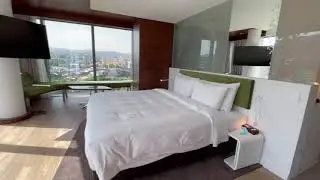 Номер &laquo;Премиум&raquo; с панорамным видом на город в отеле Radisson Blu Iveria, центр Тбилиси, Грузия &mdash; 4K