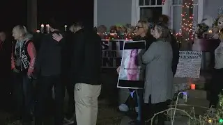 Candlelight vigil held for Quinton Simon at babysitter&rsquo;s home