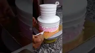 Following the tren but in my style#londoncakedesigner #cakedecoration 😎😎
