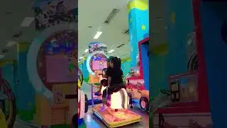 asiknya naik odong kuda balap bersama kawanku😍😍