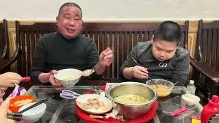 Thử thách ăn phở gà ăn liền với đùi gà và xúc xích 