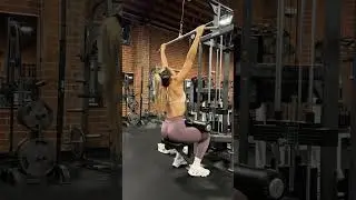 What is a lat pull-down  #fitnesslifestyle #gymgirl #gymhowto #latpulldowns #gymbeginner