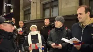 К Госдуме вышли 'Свидетели Конституции'