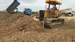 Land transport truck group 5 ton Pour the soil so that the bull can push it Bulldozer to Dump Truck 