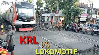 Pesona KRL dan lokomotif melintas diperlintasan rel kereta gang sentiong
