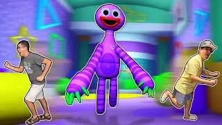 FICAMOS PRESOS NA NOVA CRECHE DO MONSTRO ROSA SORRIDENTE!!!