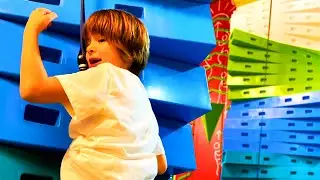 Los aventureros DANI y EVAN practican ESCALADA en un ROCODROMO para ni&ntilde;os y mayores