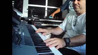 Enderson Mesquita tocando cordas no motif Xs8 em seu studio em Itaipu Niteroi anos 2000