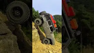 1/10 Scale JEEP Wrangler Rubicon JK Off-road Driving AXIAL SCX10 II NewBright Hard Body 4X4 RC Car