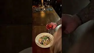 St&ouml;r ej &ndash; jag har en viktig dejt med min tallrik. Angelos: h&ouml;j volymen p&aring; njutningen 😘 🍝 🍷
