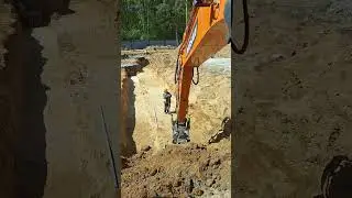 Копаю сразу две траншеи #excavator #live #music #news #shorts