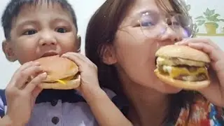 JOLLIBEE CHEESY YUM BURGER AND DOUBLE AMAZING ALOHA BURGER. meryenda muna kami ni Gavin