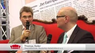 Rotes Sofa: Thomas Hailer im DVZ-Interview
