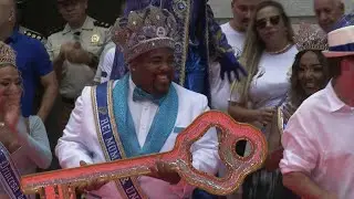 Prefeito do Rio entrega a chave da cidade ao Rei Momo | AFP