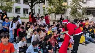 虎山國小2025歡樂聖誕節／聖誕老人進場發禮物／114.12.24