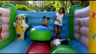 Azafatas WebObesidad en Castillo Hinchable